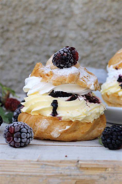Gefüllte Windbeutel mit Vanillecreme und Beeren