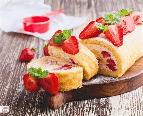 Gefüllte und aufgerollte Biskuitrolle mit frischen Erdbeeren