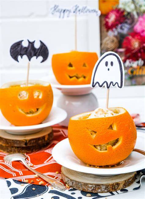 Gefüllte und geschnitzte Orangen mit Götterspeise zu Halloween