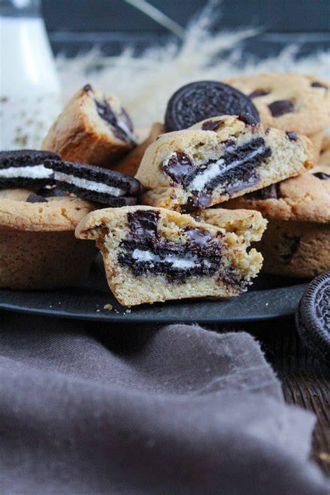 Gefüllte und zerbröselte Oreos im Gefrierbeutel