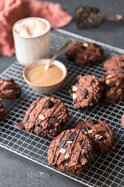 Gefüllte vegane Double-Chocolate-Cookies mit Nuss-Nougat-Kern auf einem Kuchengitter