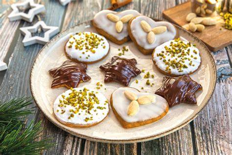 Gefüllte vegane Marzipan-Doppelkekse mit Kuvertüre und Mandeln