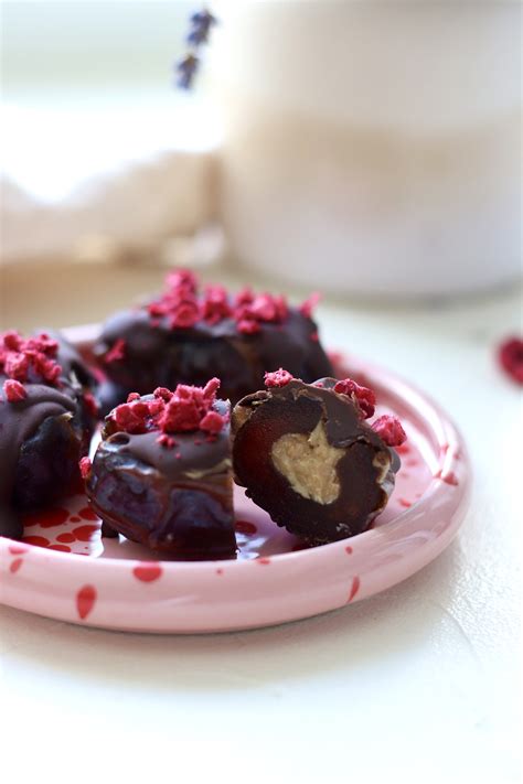 Gefüllte vegane Pralinen mit Nüssen, Cranberrys und Schokolade