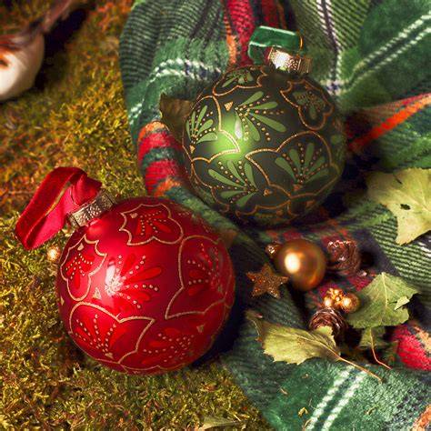 Gefüllte weiße Schokoladen-Weihnachtskugeln in Rot und Grün
