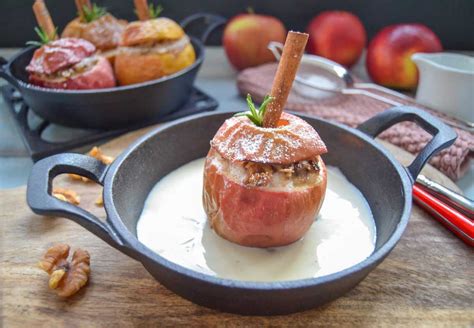 Gefüllter Bratapfel mit Marzipan und Nüssen