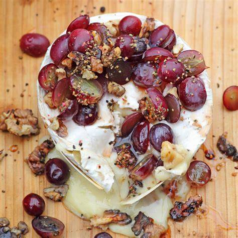 Gefüllter Camembert mit Ebereschenmarmelade und Nüssen
