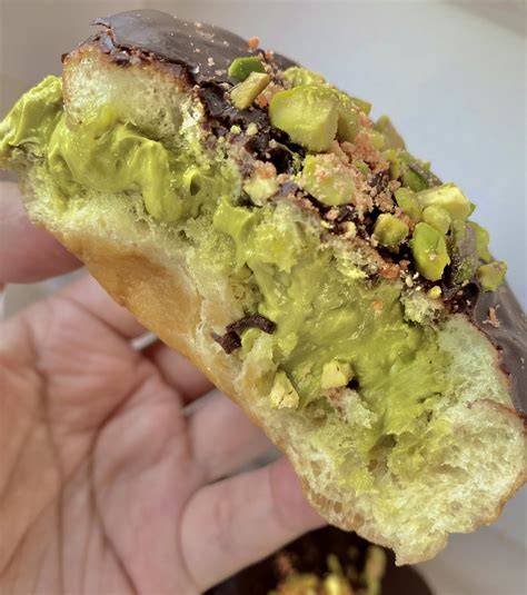 Gefüllter Dubai Pistachio Donut mit Engelshaar