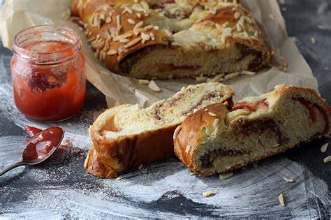 Gefüllter Hefezopf mit Nougat und Fruchtaufstrich