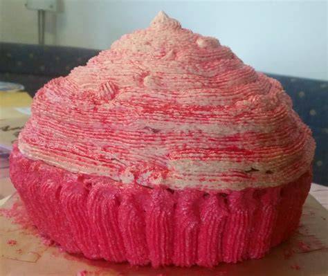 Gefüllter Riesen-Cupcake angeschnitten