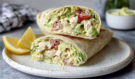 Gefüllter Wrap halbiert: Schichten von Salat, Hähnchen und Dressing