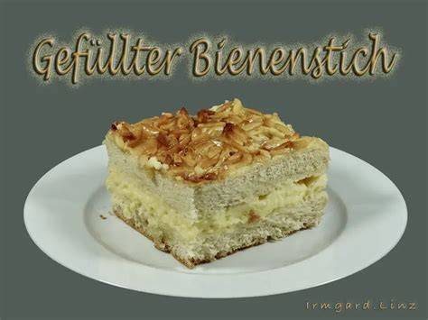 Gefüllter und ungefüllter Bienenstich im Vergleich