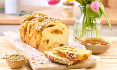 Geflochtene Babka-Rolle in Kastenform