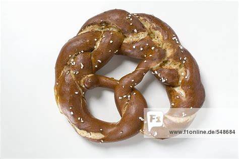 Geflochtene Brezel mit Marzipanfüllung