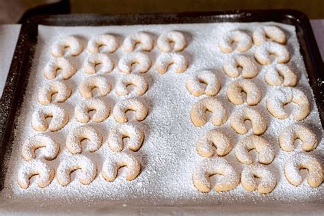 Geformte, ungebackene Kipferl auf dem Backblech