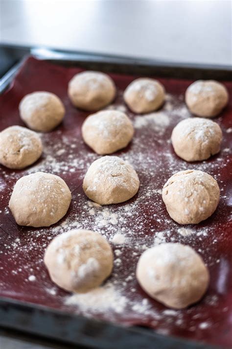 Geformte Brötchen vor dem Backen
