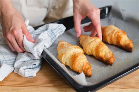 Geformte Croissants auf dem Backblech, goldbraun gebacken