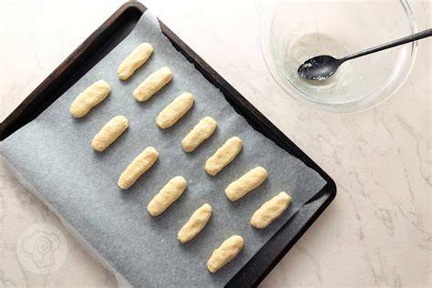 Geformte Kokosriegel auf Backpapier