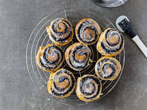 Geformte Mohnschnecken auf Backblech vor dem Backen