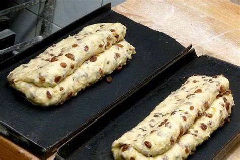 Geformter Stollen auf Backblech, vor dem letzten Gehen
