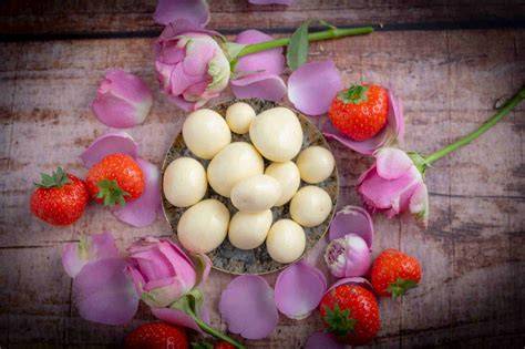 Gefriergetrocknete Erdbeeren in Milch- und weißer Schokolade, Nahaufnahme
