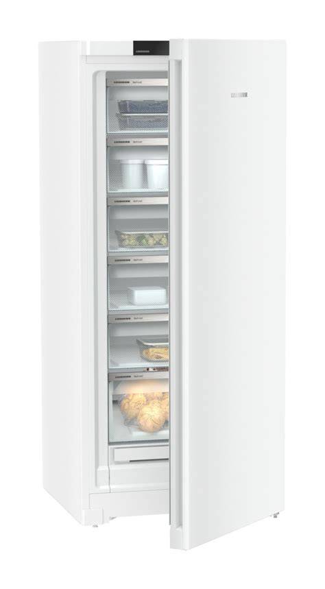 Gefrierschrank mit Brottüte und Croissants