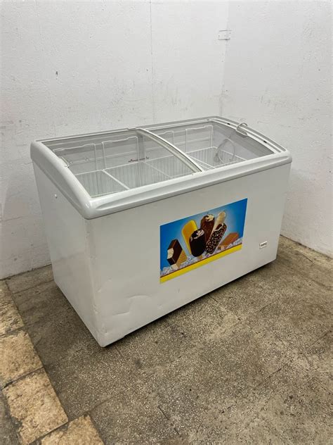 Gefriertruhe mit hausgemachtem Eis und Parfaits