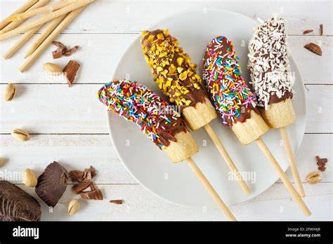 Gefrorene Bananen mit Schokolade und verschiedenen Toppings