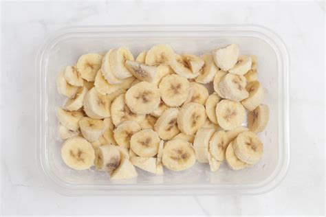 Gefrorene Bananenscheiben im Mixer