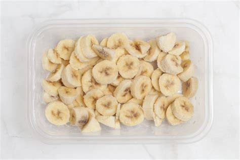 Gefrorene Bananenscheiben in einem Behälter