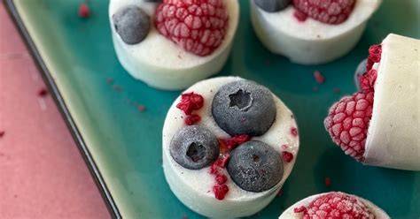 Gefrorene Bananenscheiben und Beeren