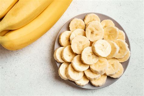 Gefrorene Bananenstücke auf Teller