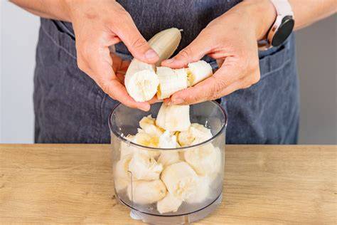 Gefrorene Bananenstücke im Mixer