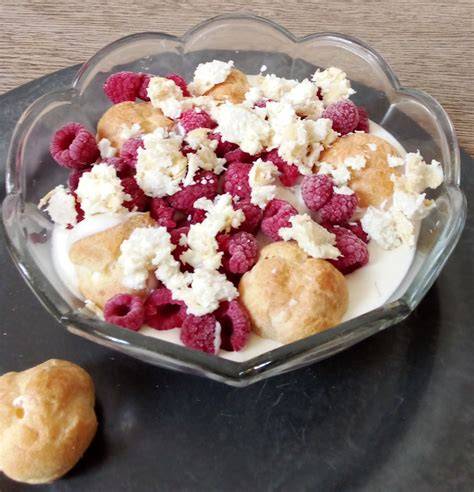 Gefrorene Beerenmischung auf Windbeutel-Dessert