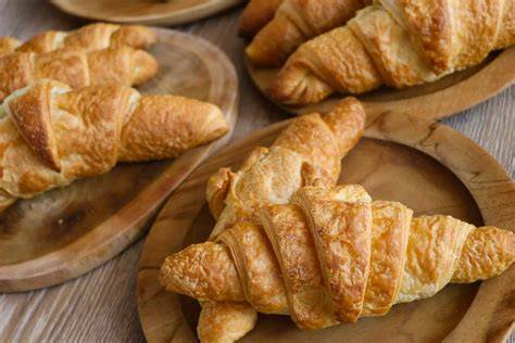 Gefrorene Croissants vor dem Backen auf Backblech