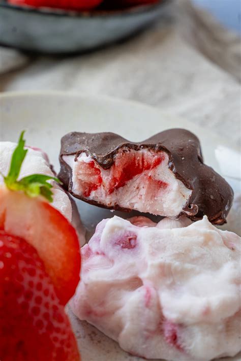 Gefrorene Erdbeer-Joghurt-Bites auf Backpapier