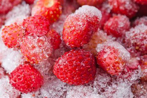 Gefrorene Erdbeeren im Sieb