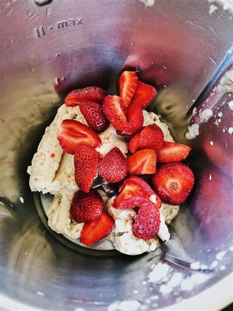 Gefrorene Erdbeeren und gefrorener Joghurt im Mixer