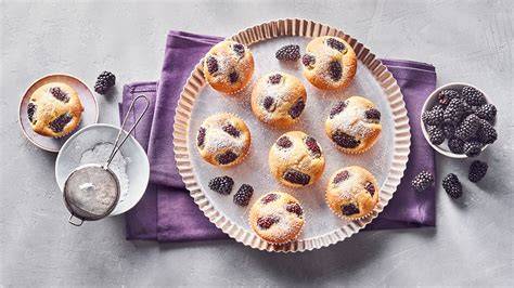 Gefrorene Frischkäse‑Kirsche Muffins auf einem Tablett