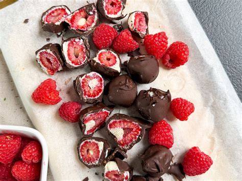 Gefrorene Himbeeren als Eiswürfel
