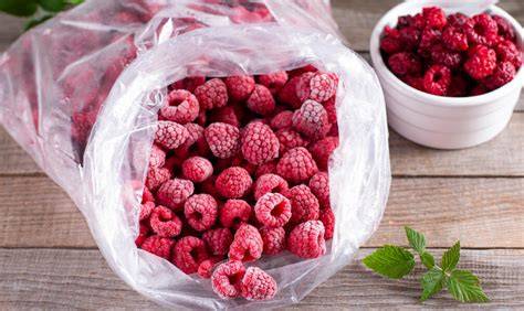 Gefrorene Himbeeren im Beutel und frisch geschüttelt
