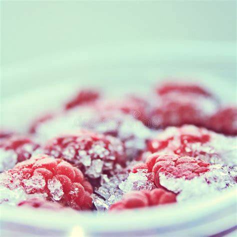 Gefrorene Himbeeren in Schüssel