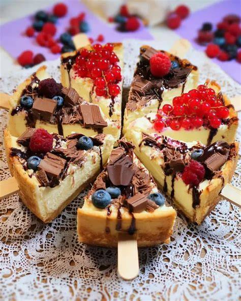 Gefrorene Käsekuchenstücke mit Stiel bereit zum Überziehen