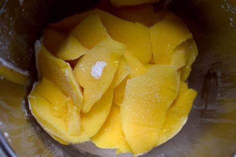 Gefrorene Mango in Mixer mit Zitronensaft