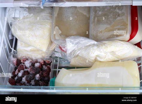 Gefrorene Milch im Gefrierschrank mit Löffel zum Umrühren