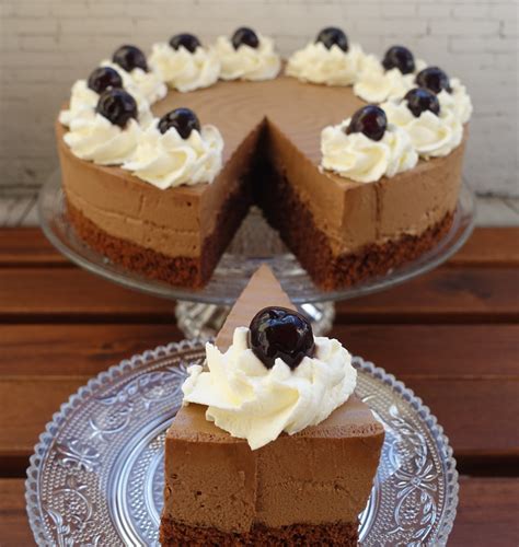 Gefrorene Mousse-Torte auf Gitter zum Glasieren