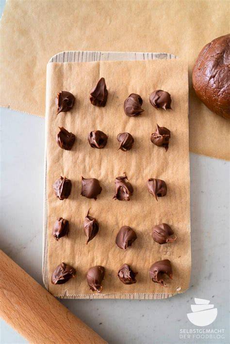 Gefrorene Nutella-Kleckse auf Backpapier