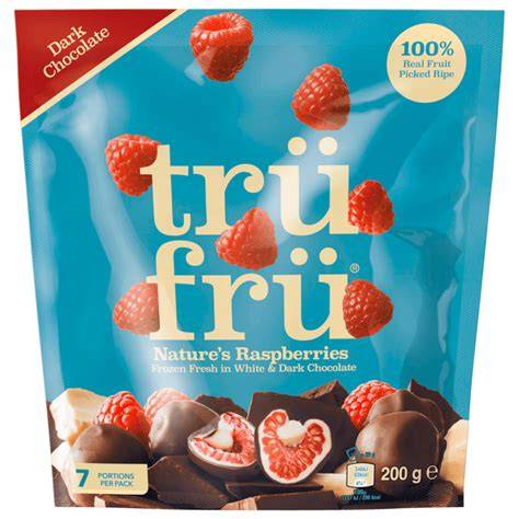 Gefrorene Schoko-Himbeeren auf Backpapier