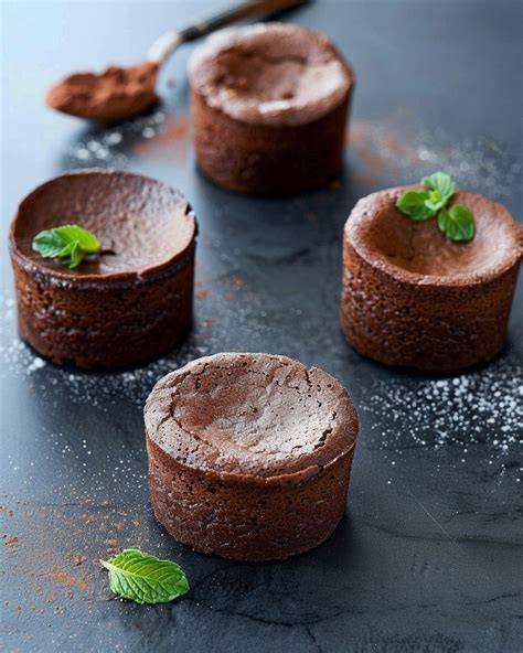 Gefrorene Soufflés vorbereitet in Espressotassen