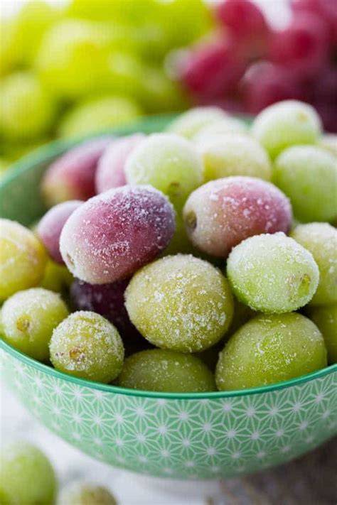 Gefrorene Trauben und Beeren als Snack
