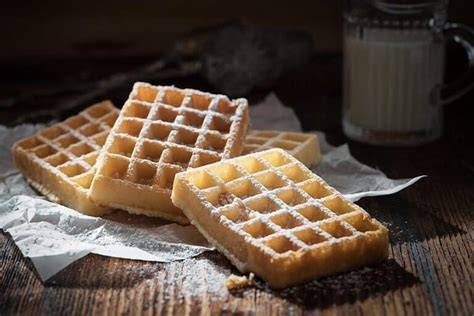 Gefrorene Waffeln auf Backpapier im Gefrierfach